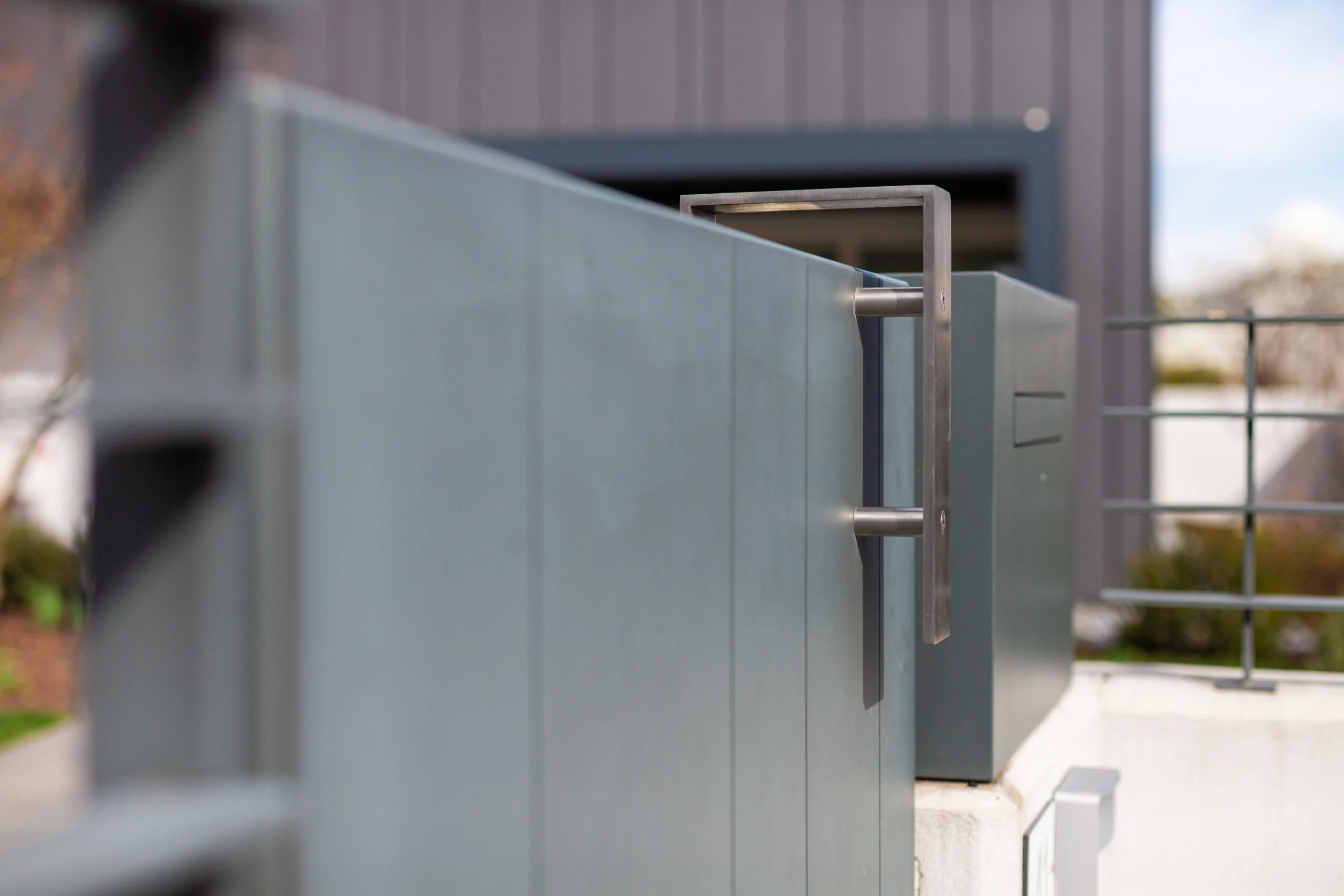 Cancelletto di ingresso in metallo con verniciatura verde e maniglia di ingresso in metallo. Marchesin Srl