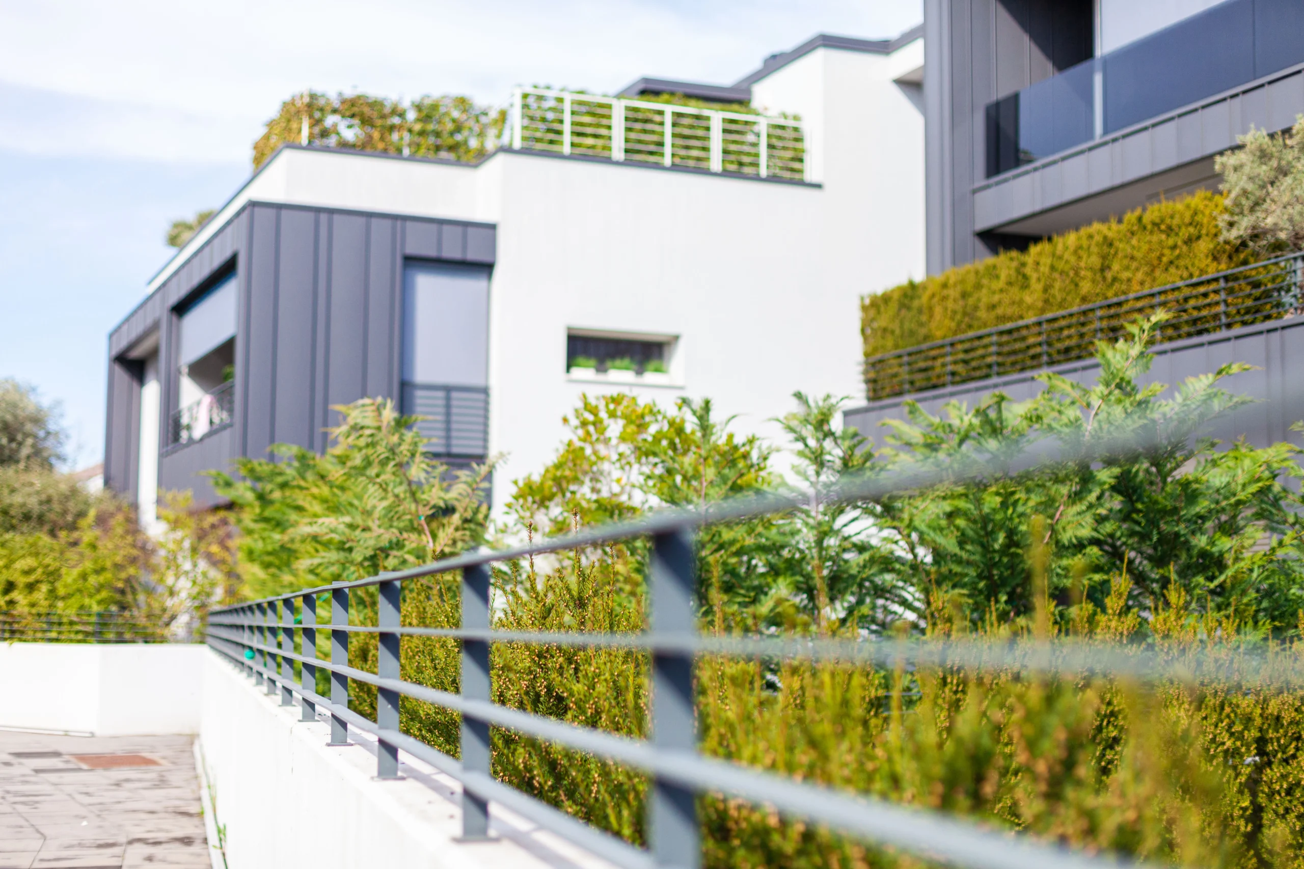 Recinzione in ferro battuto per esterno condominiale di design. Realizzazione su misura da parte di Marchesin Srl