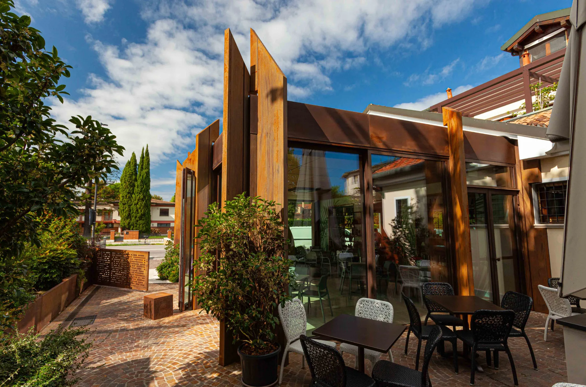 facciata-vetrate-acciaio-corten-treviso Struttura architettonica e serramenti di design in acciaio Cor-Ten con grandi vetrate, progettazione e posa in opera a cura di Marchesin Srl.